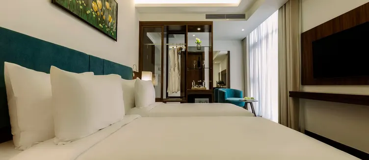 Фото отеля Maximilan Danang Beach Hotel