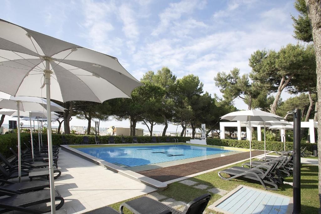 International Beach Hotel фото 9