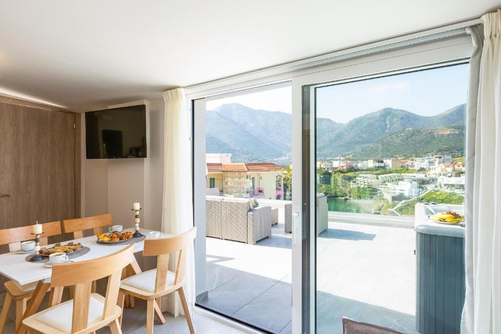Luxury Suite with Sea View in Akrogiali Luxury Aparthotel фото 3