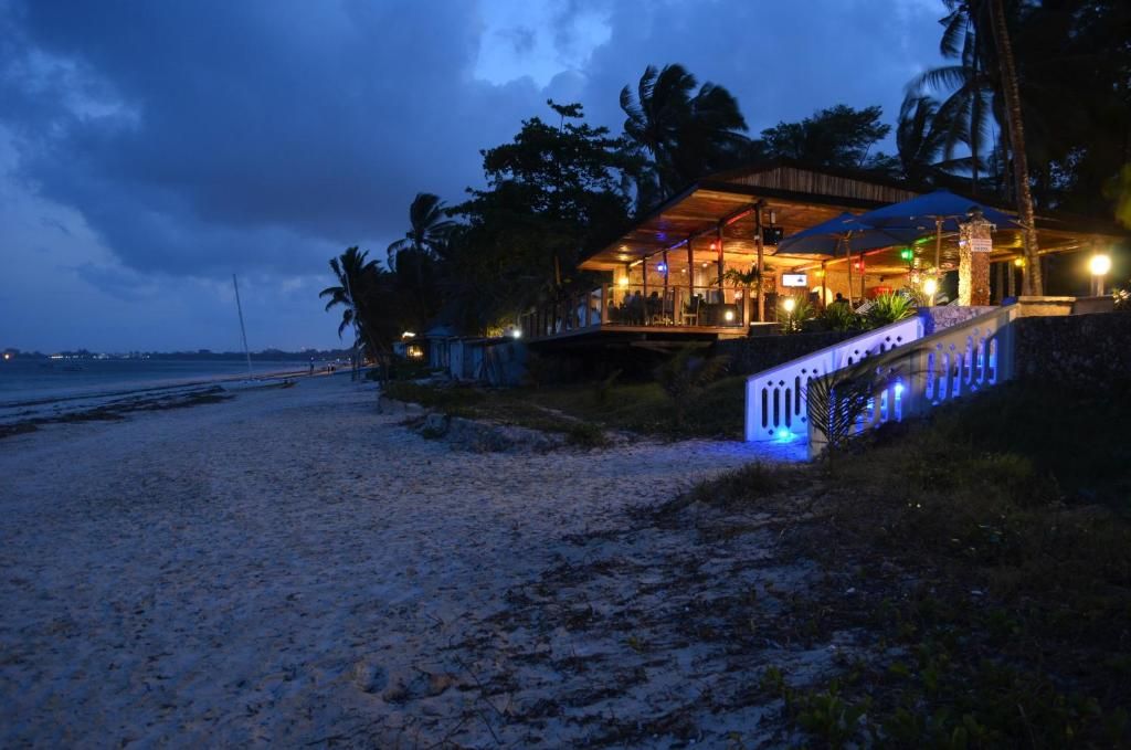 Travellers Beach Hotel and Club фото 29
