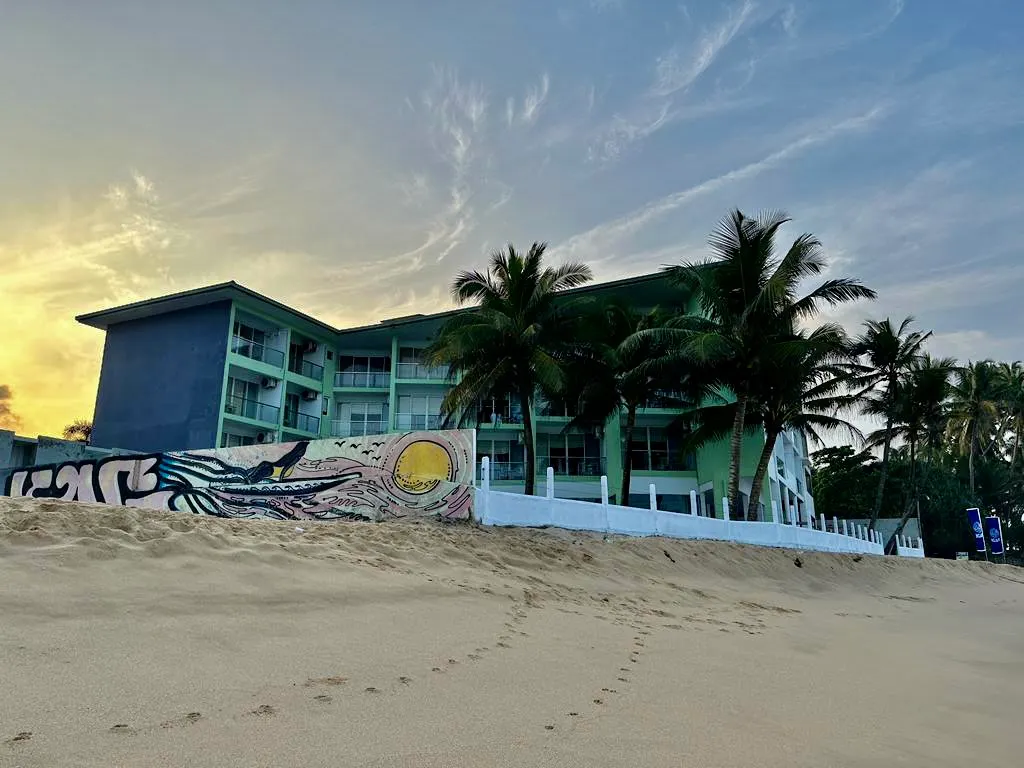 Hikkaduwa Beach Hotel фото 1