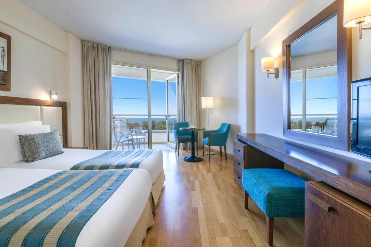 Golden Bay Beach Hotel фото 5