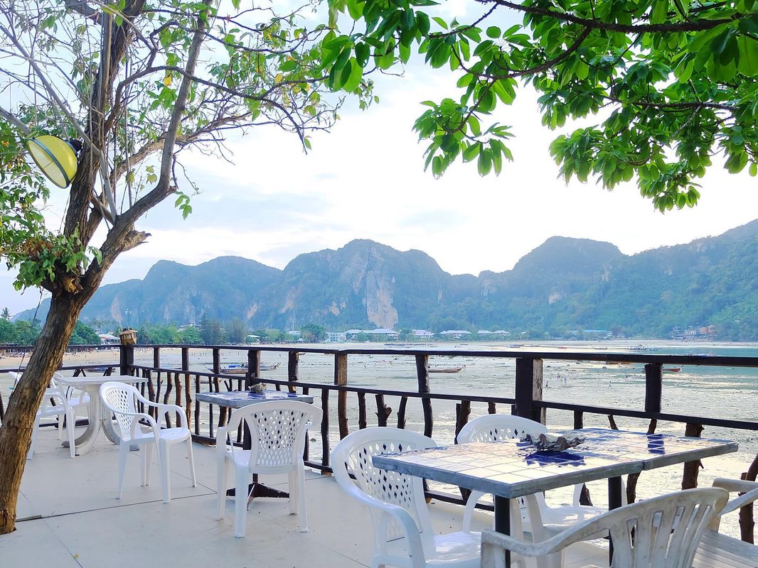 Phi Phi Cozy SeaFront Resort фото 32