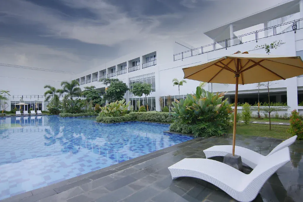 Raja Hotel Kuta Mandalika Resort & Convention фото 0