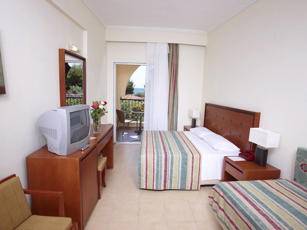 Portes Beach Hotel фото 3