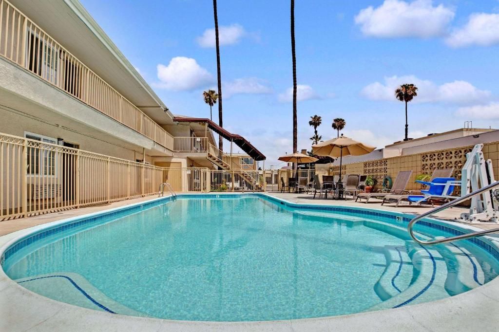 Super 8 by Wyndham Los Angeles-Culver City Area фото 2