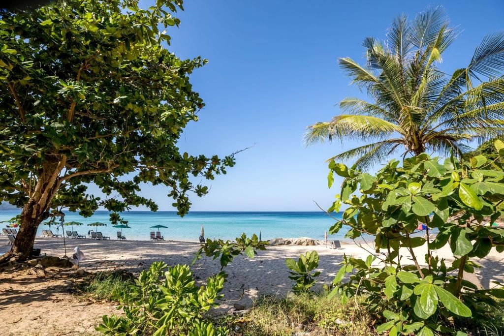 Outrigger Surin Beach Resort фото 47