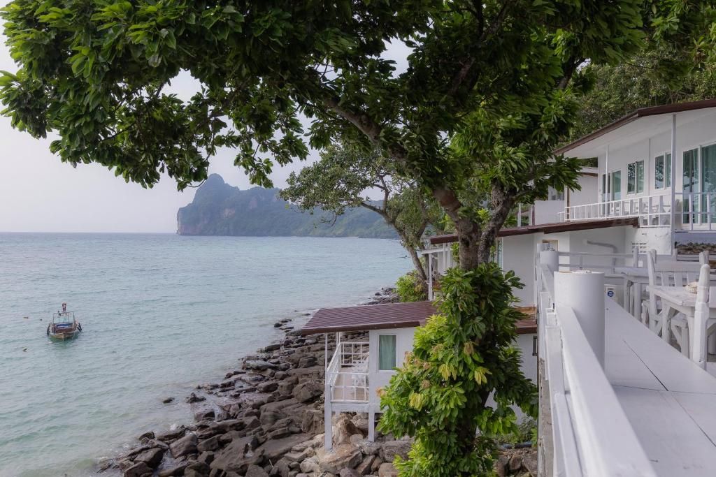 Phi Phi Cozy SeaFront Resort фото 42