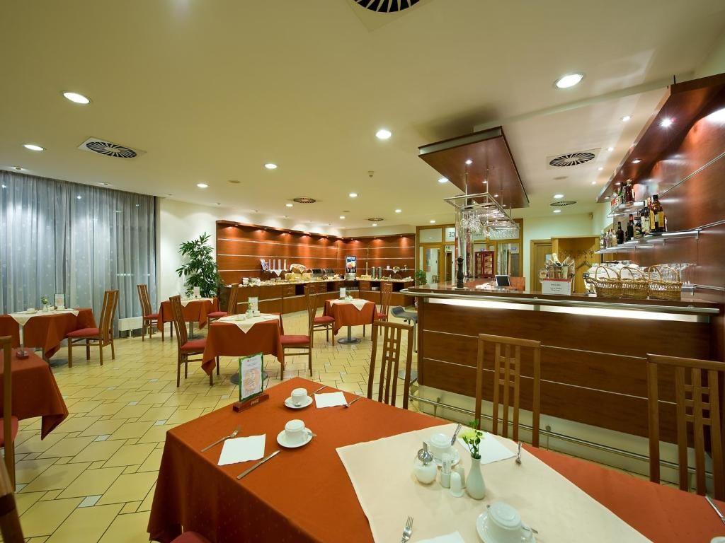 Ramada Airport Hotel Prague фото 60
