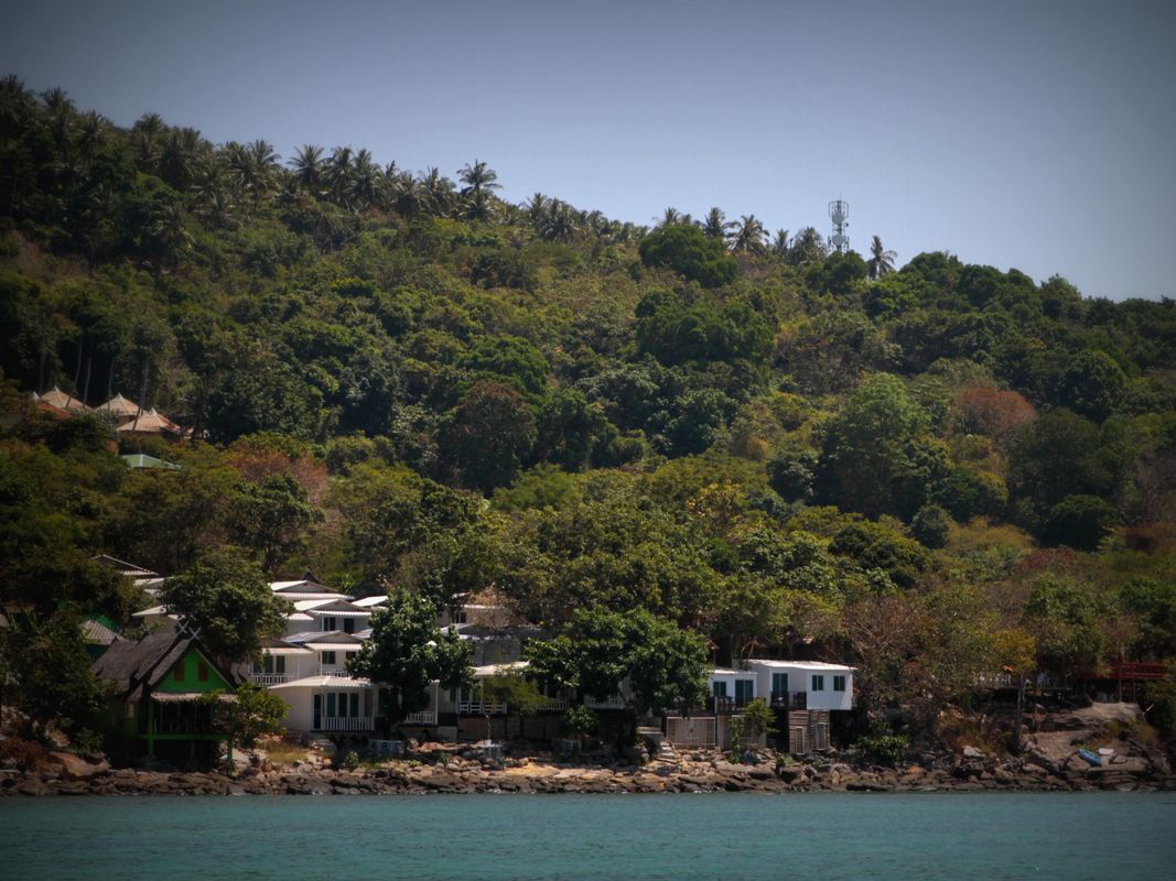Phi Phi Cozy SeaFront Resort фото 17