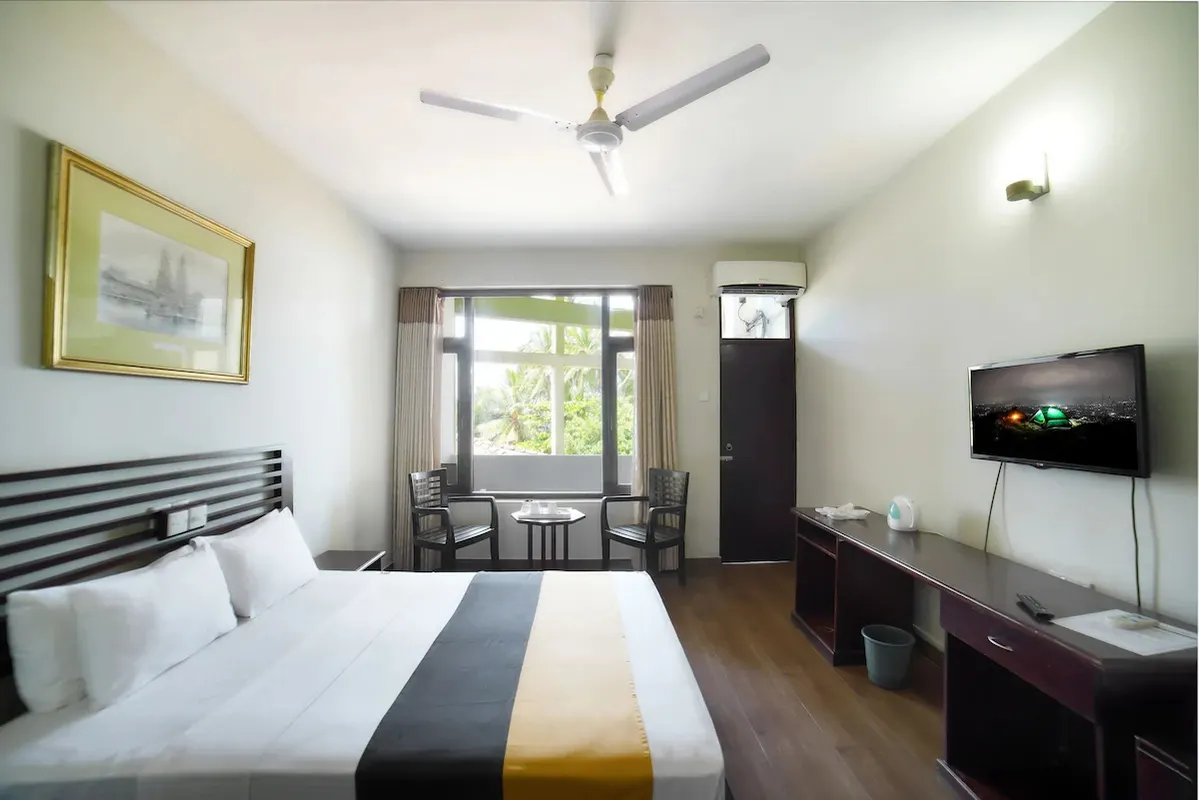 Hikkaduwa Beach Hotel фото 36