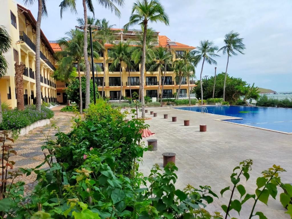 Hon Rom Central Beach Resort фото 2